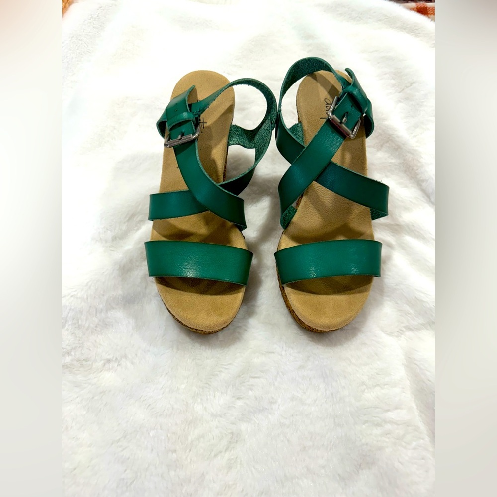 Daytrip Green wedges. Size 7.5